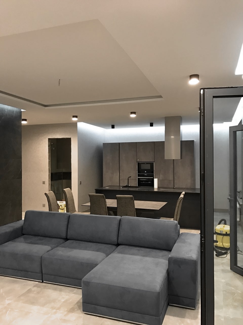 Interior — montaje de mobiliario e iluminación