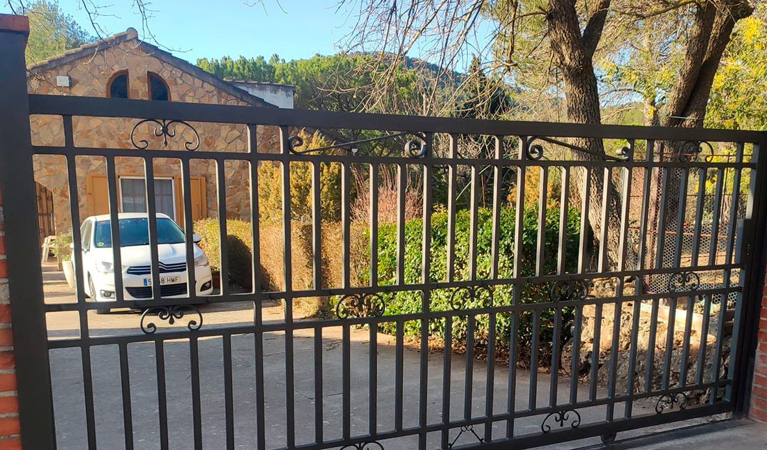 Portón de hierro forjado para entrada de vehículos