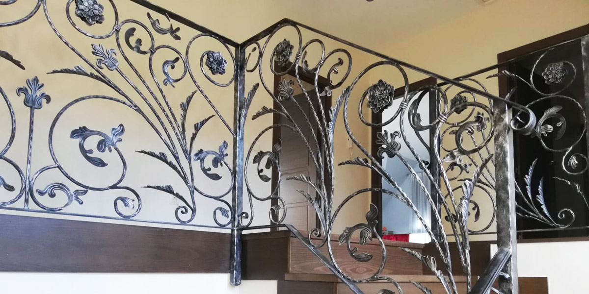 Conjunto ornamental de forja con paneles y remates curvos