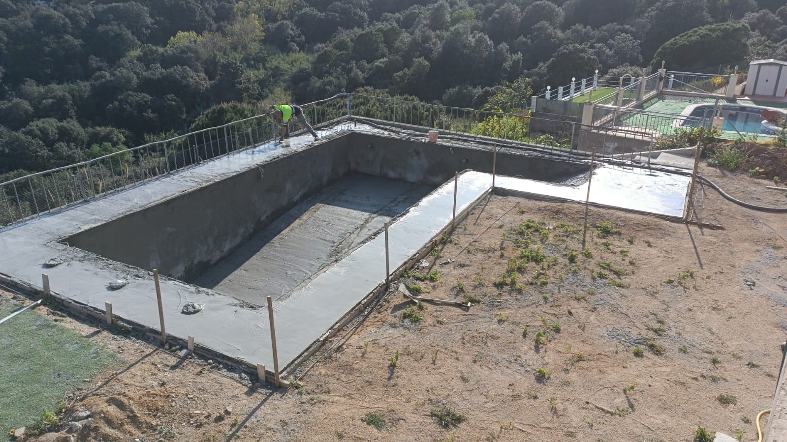 Vaso de piscina de hormigón alisado y listo para impermeabilizar