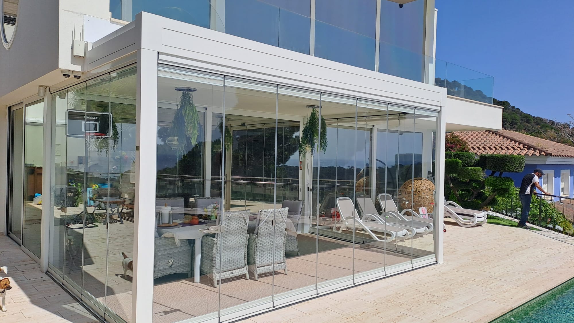 Cerramiento exterior con paneles de vidrio correderos en porche, ganando confort y uso todo el año