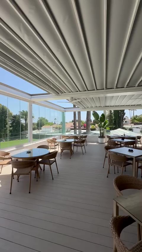 Referencia de techo móvil retráctil como solución complementaria a cubiertas