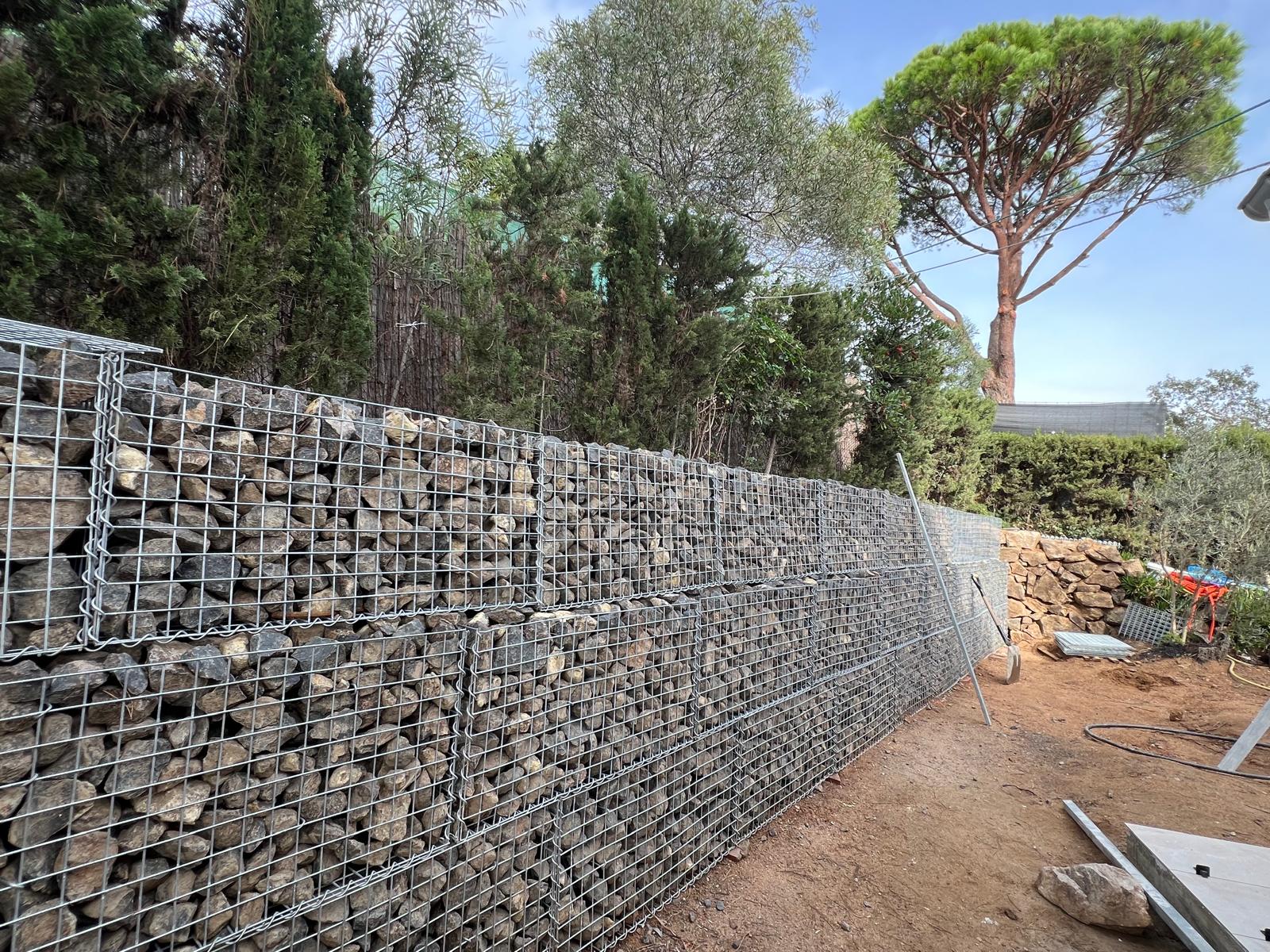 Muro de gaviones terminado tras el relleno con piedra y el cierre de las jaulas