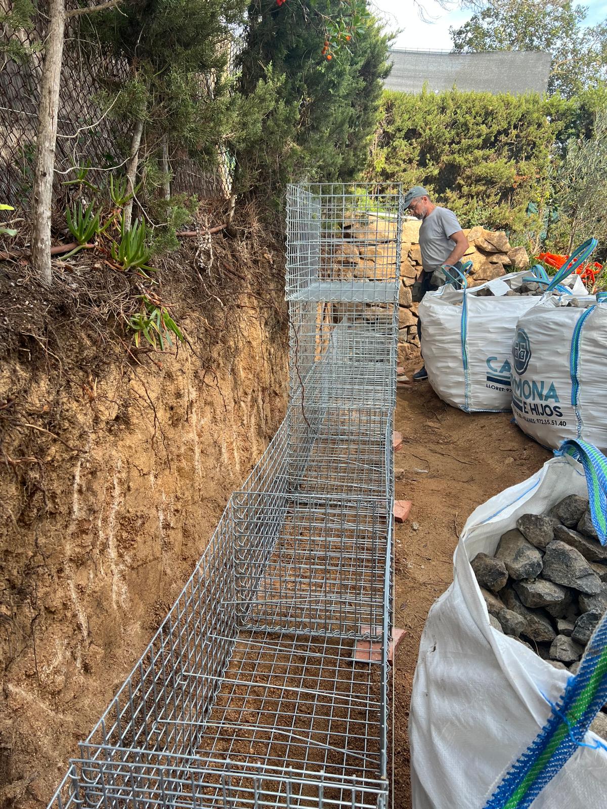 Alineación y fijación de jaulas de gavión en zanja antes del relleno con piedra