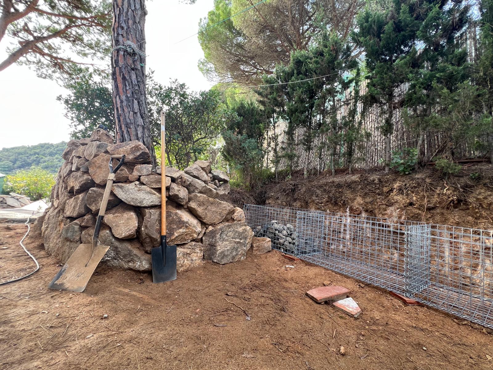 Inicio del montaje: preparación del terreno y colocación de jaulas metálicas de gavión