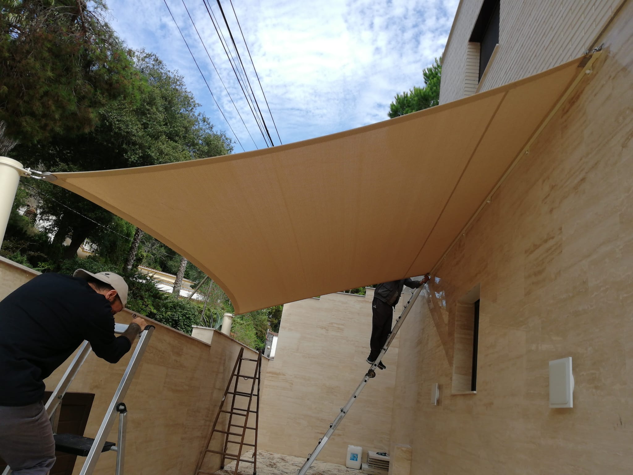 Vista exterior de un sistema de protección solar instalado en vivienda para cubrir zona de patio o terraza