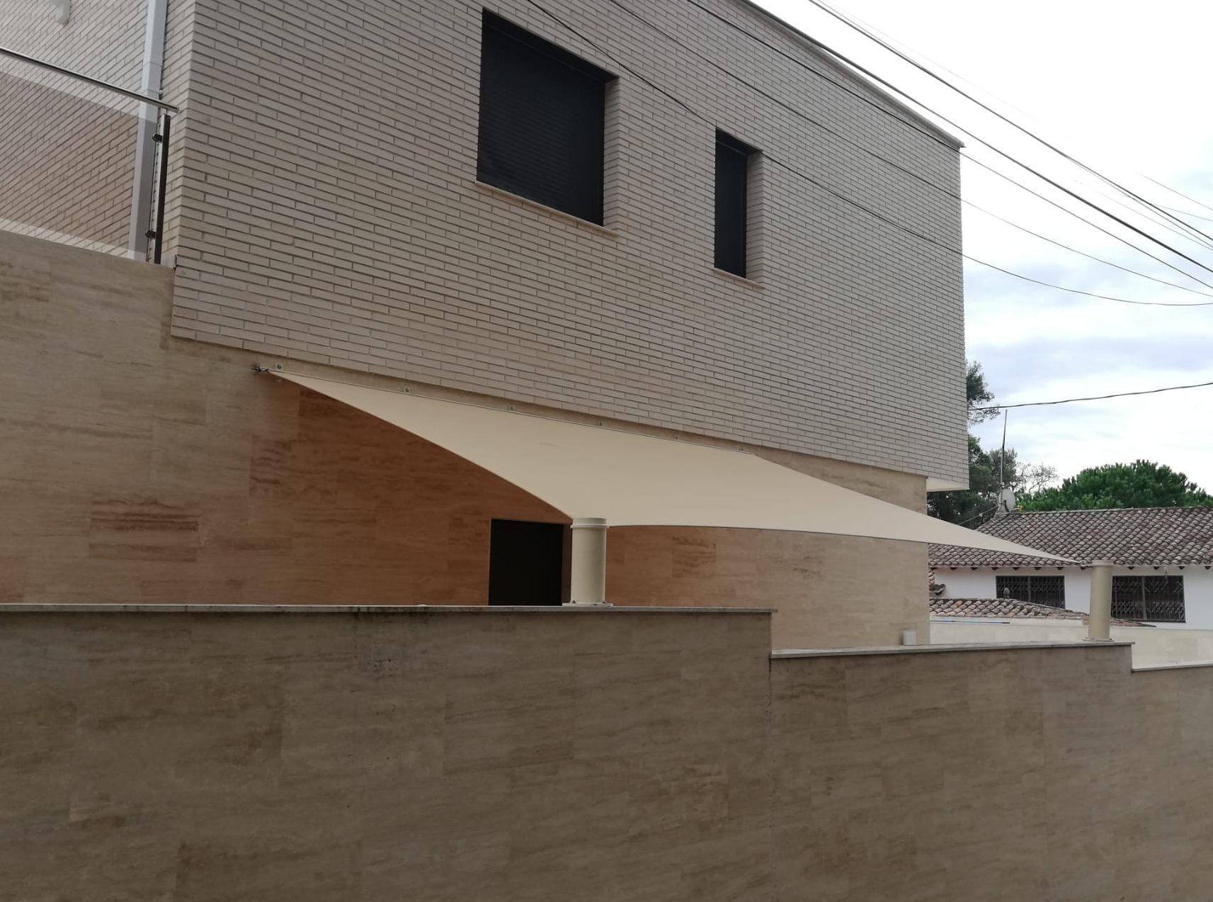 Cerramiento exterior para terraza que puede combinarse con toldos para más protección frente a viento y lluvia