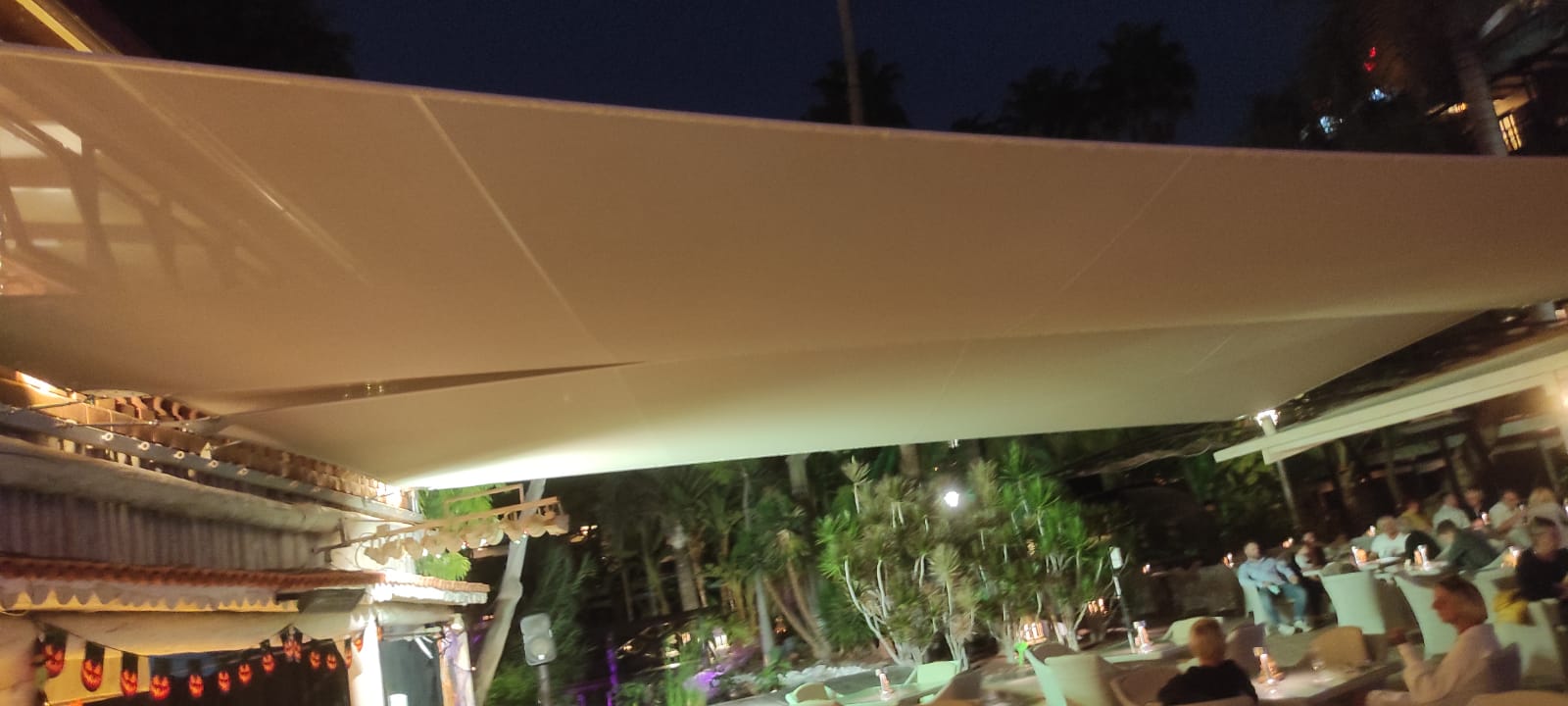 Vela tensada de arquitectura textil para crear sombra elegante en exterior, con tensión uniforme y estética limpia