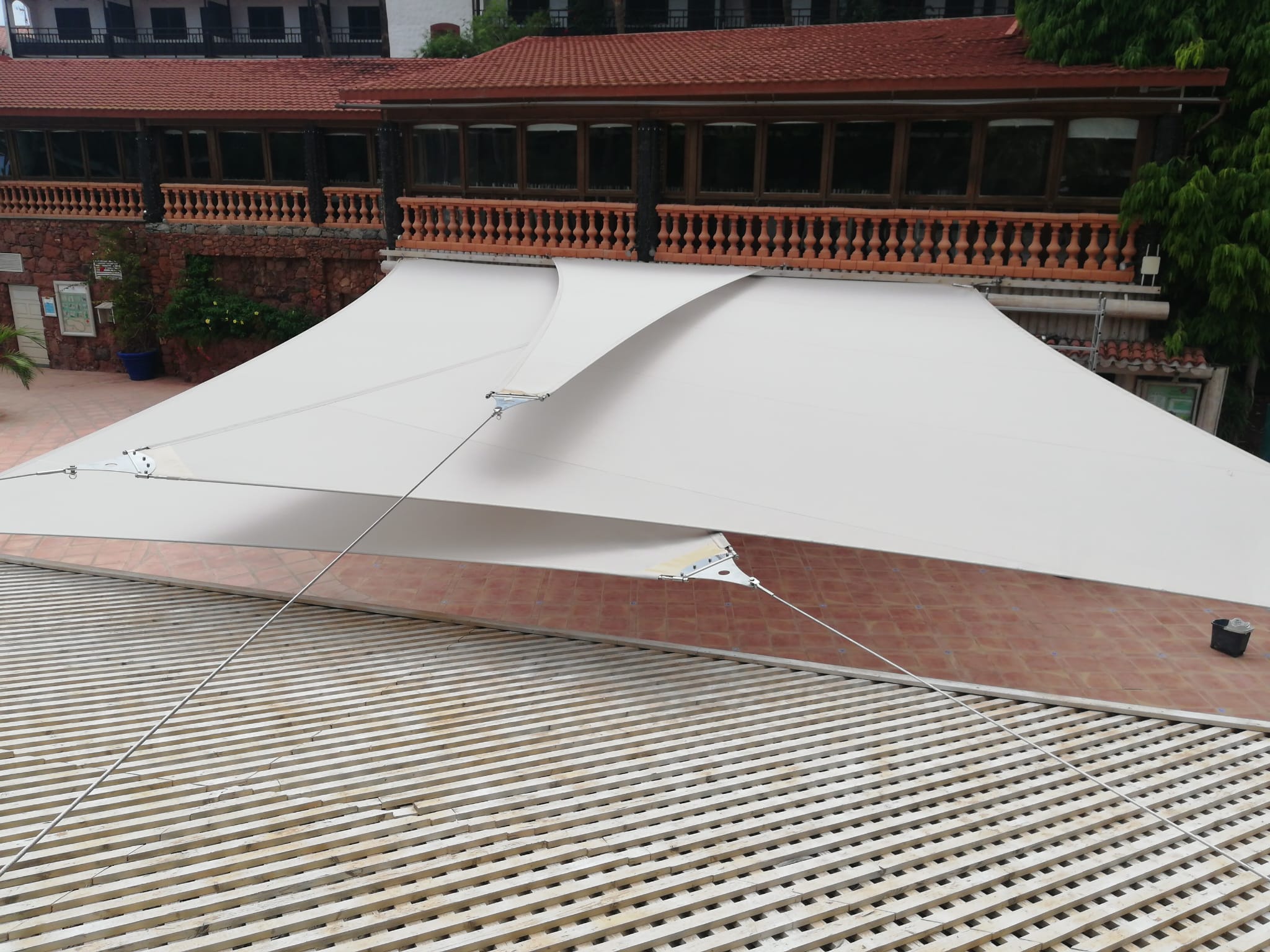 Tensoestructura de arquitectura textil instalada en un resort para cubrir una zona de comedor exterior, con grandes luces y acabado premium