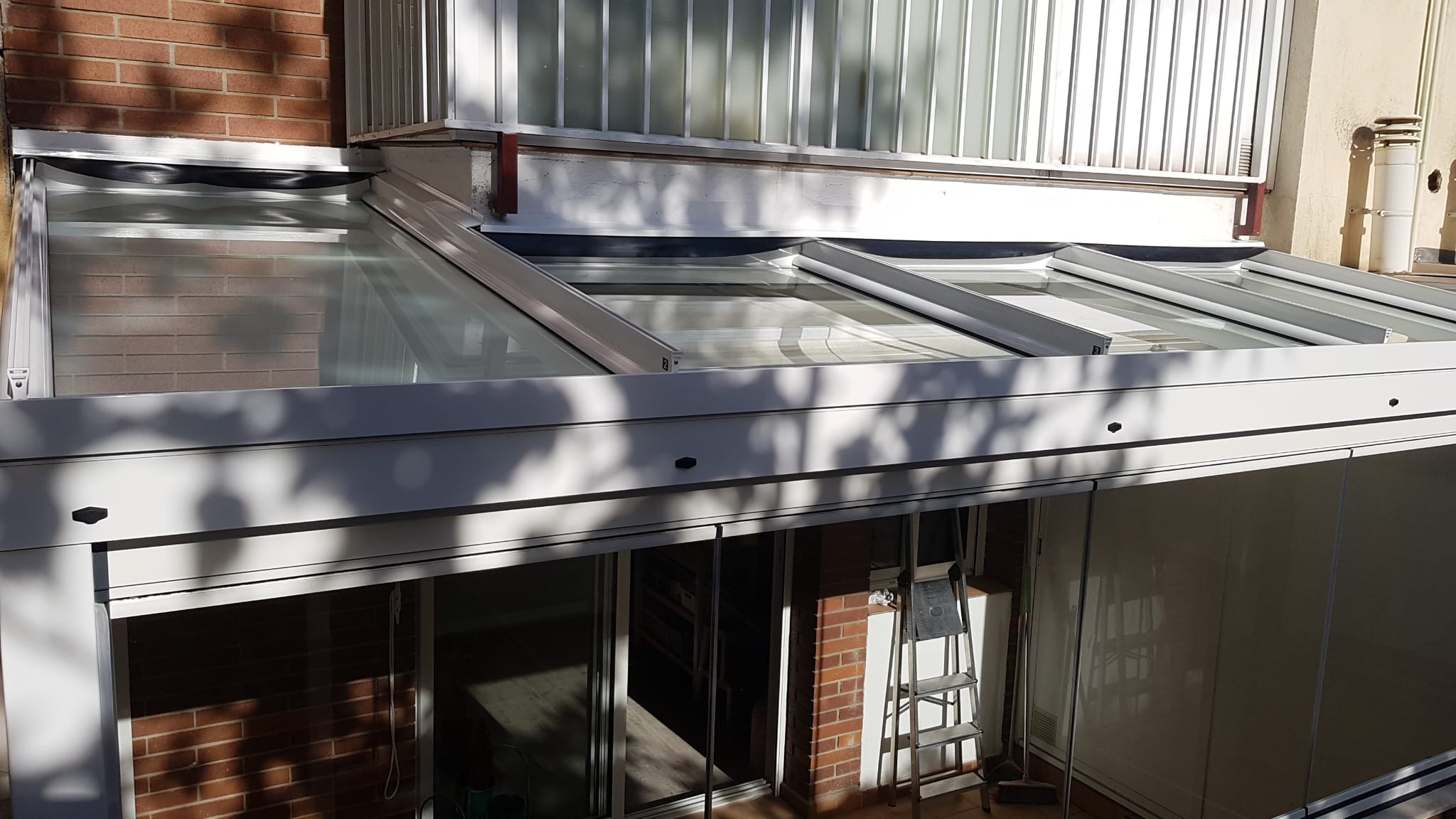 Detalle de estructura de cubierta exterior en fachada