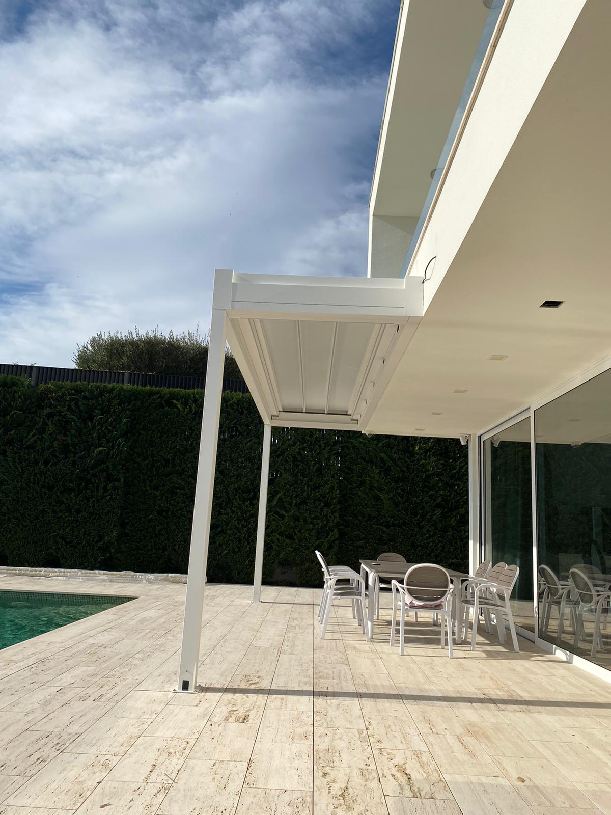 Cubierta exterior blanca instalada en terraza de vivienda