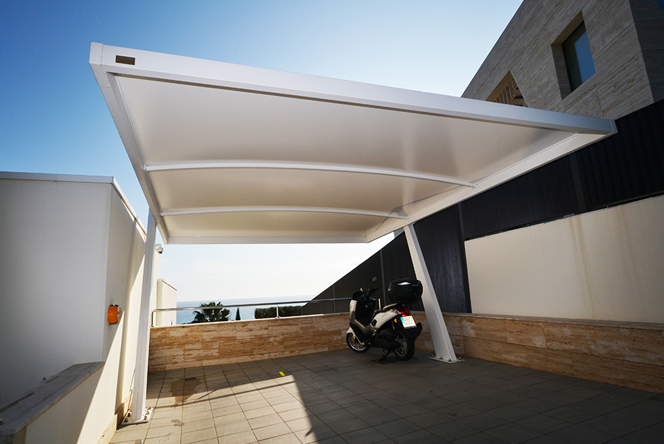 Cubierta terminada para coche instalada en aparcamiento exterior residencial