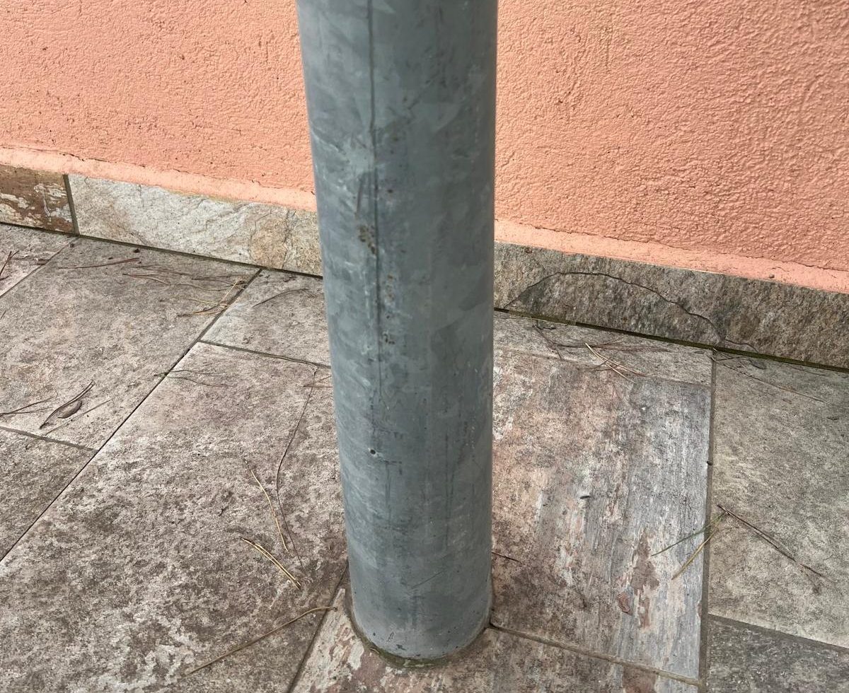 Detalle del apoyo metálico integrado en el suelo de una cubierta para aparcamiento