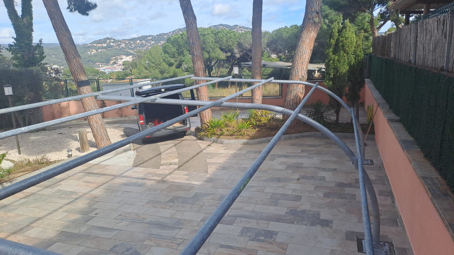 Estructura metálica de la marquesina antes de colocar la lona de cobertura