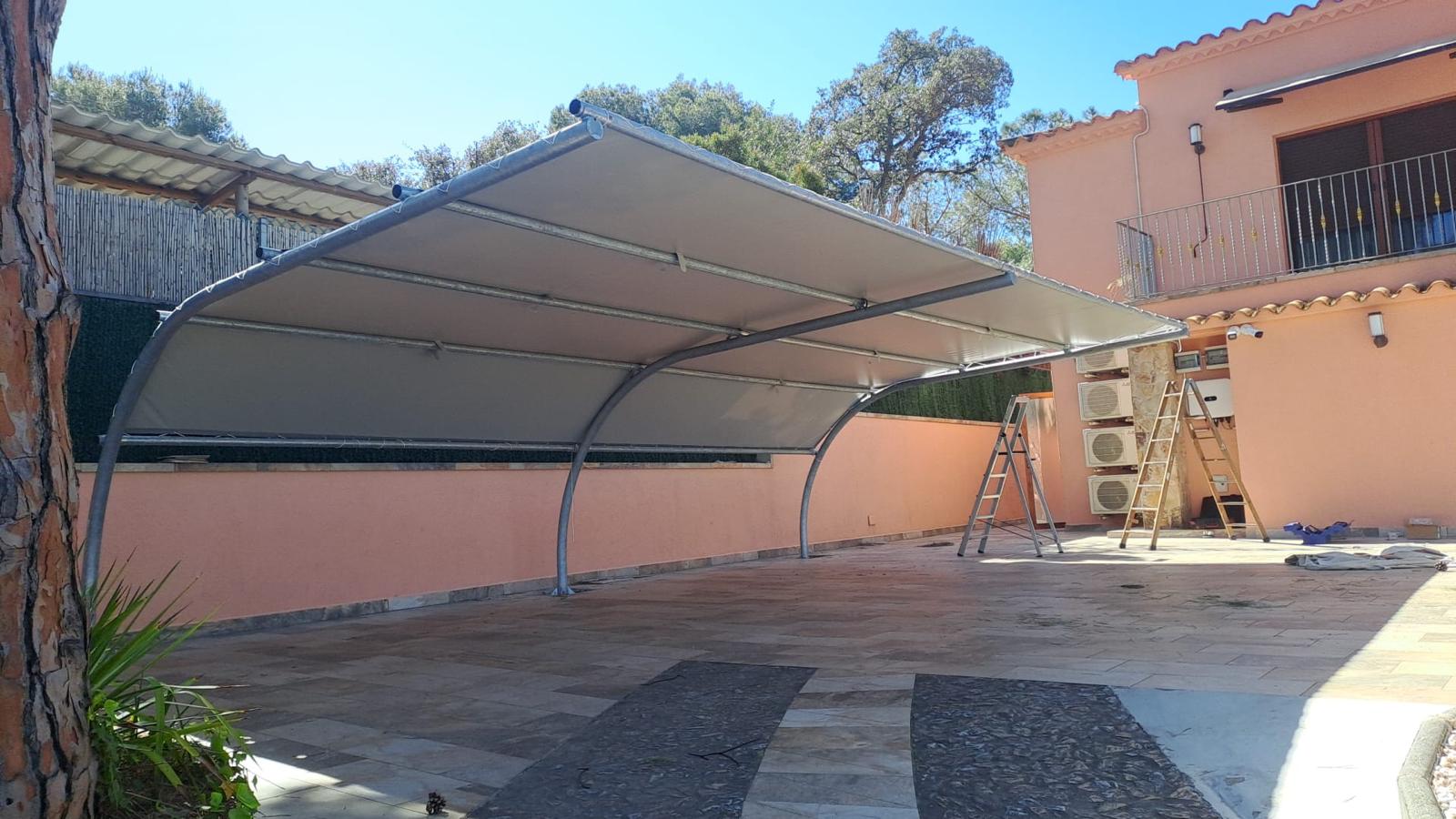 Vista general de la instalación terminada de una cubierta para parking exterior