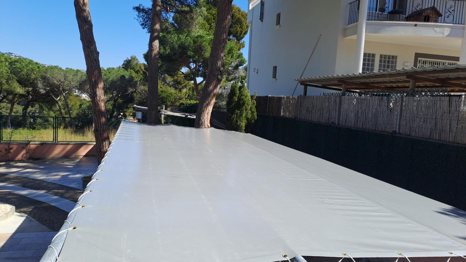 Detalle superior del acabado de la cubierta exterior instalada para proteger vehículos