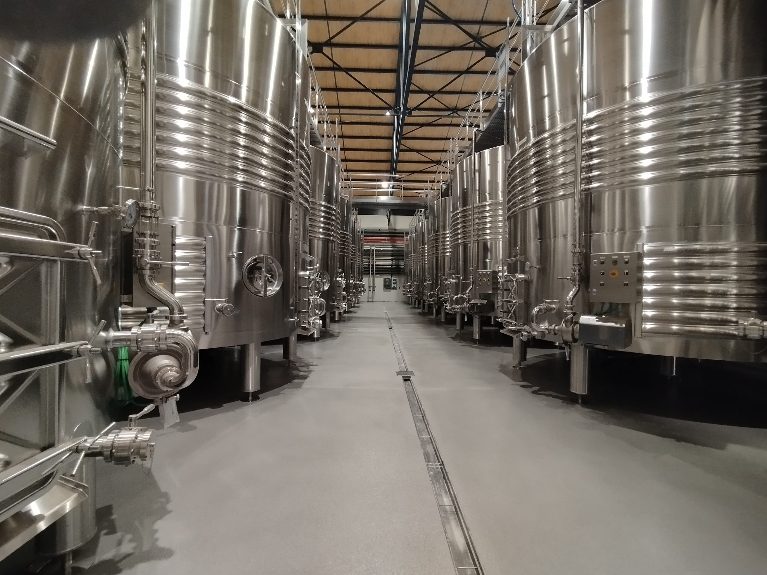 Pavimento continuo técnico en bodega, sala de depósitos o zona de producción con superficie higiénica, lavable y resistente a la humedad
