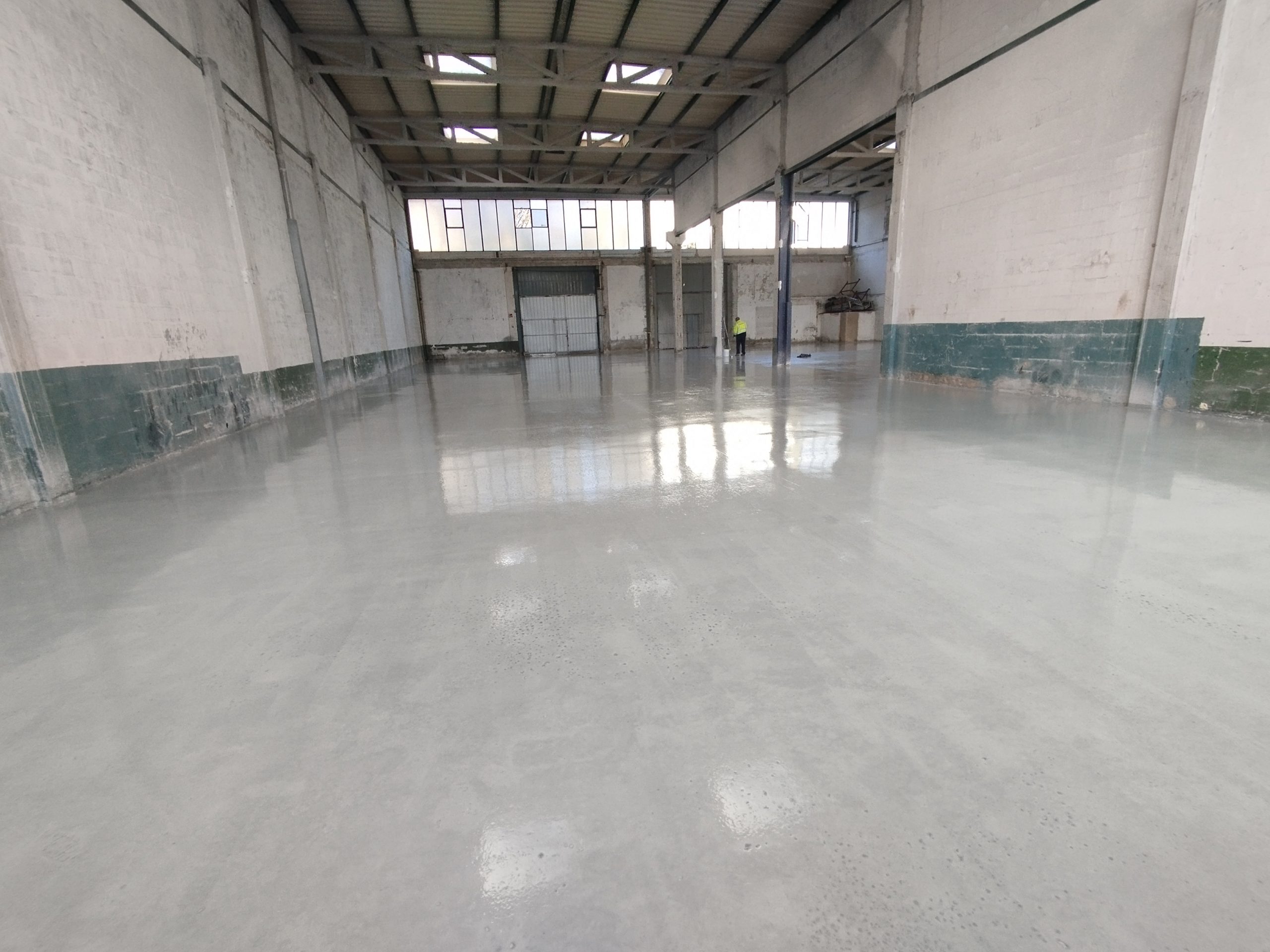 Pavimento continuo epoxi o poliuretano en nave industrial con superficie resistente, uniforme y fácil de limpiar
